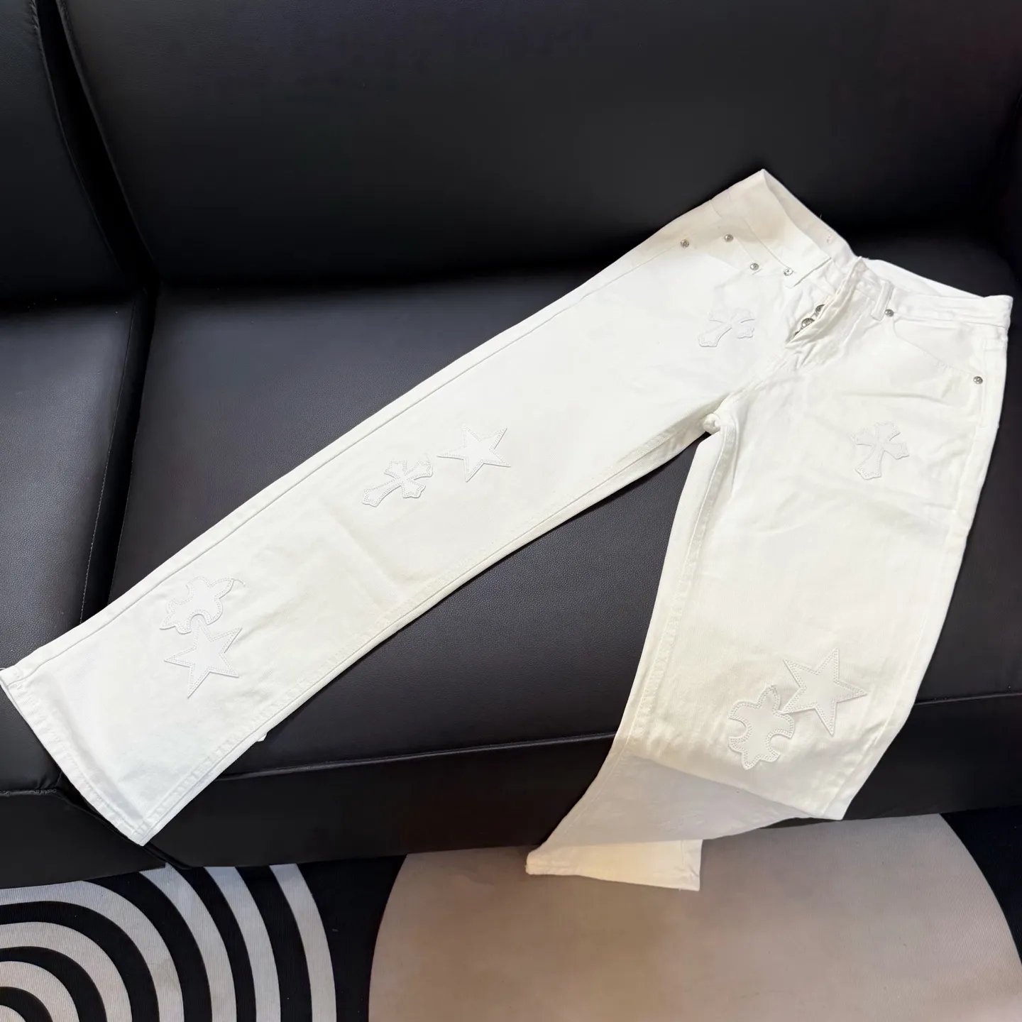 P280 Style number: D345 Chrome Hearts Chrome Hearts Star Series White Bull King Size: 28, 30, 32, 34 (S-XL) Color: White Size reference: Pants length 100 102 104 106 106 Waist 72 76 80 84 88 Recommended weight S (about 110 pounds) M (about 140 pounds) L (about 140 pounds) XL (around 165)